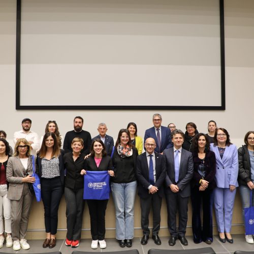 Una foto di gruppo nella giornata di consegna dei primi attestati